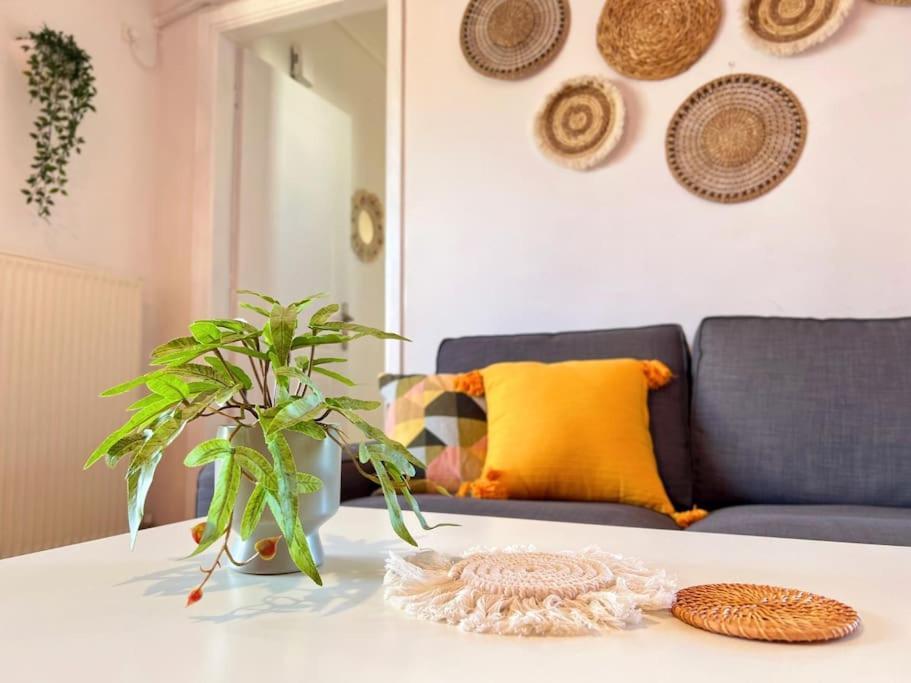 Cozy Fairytal Garden Apartment, Family Friendly, Free Parking, 15 Min To Airport Athén Kültér fotó
