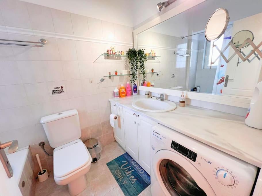 Cozy Fairytal Garden Apartment, Family Friendly, Free Parking, 15 Min To Airport Athén Kültér fotó