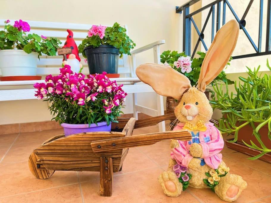 Cozy Fairytal Garden Apartment, Family Friendly, Free Parking, 15 Min To Airport Athén Kültér fotó