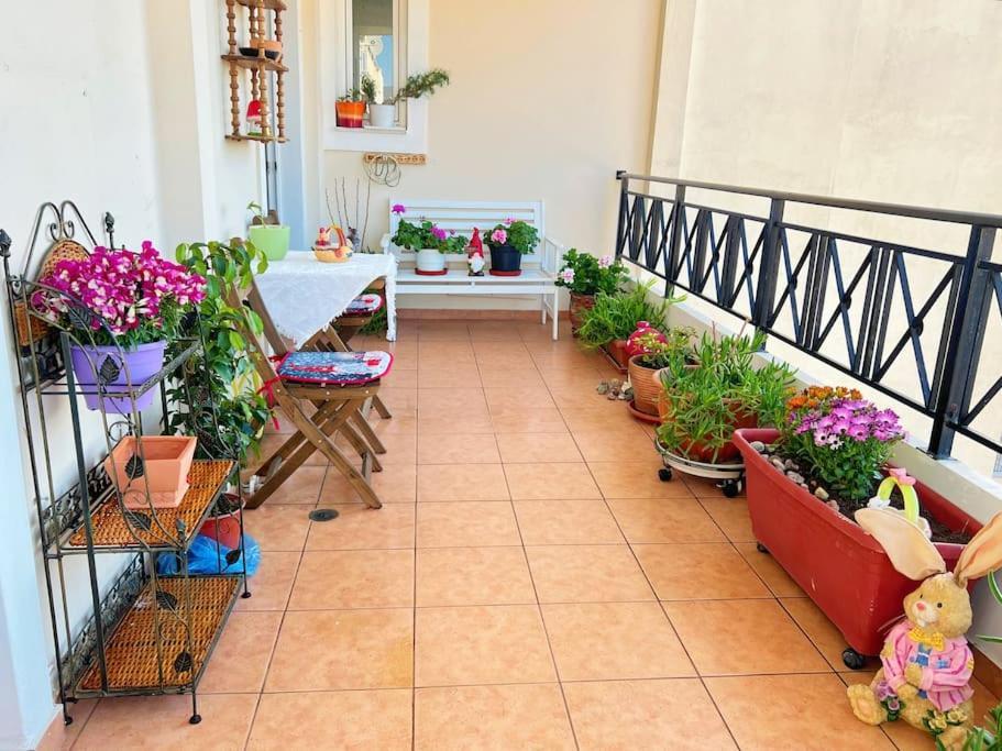 Cozy Fairytal Garden Apartment, Family Friendly, Free Parking, 15 Min To Airport Athén Kültér fotó